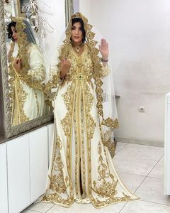 Robe de mariée blanche style algérien, ornée de perles dorées, col en V, manches longues, traîne détachable, longueur ras du sol, coupe trapèze, en polyester/coton - Product Image 1