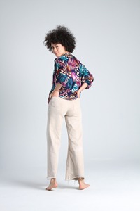 Camisa de Lino Hecha a Mano con Estampado de Palmeras: Blusa Boho Chic con Botones - Product Image 2