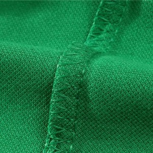Polo de manga corta verde para hombre con ribete naranja y bolsillo en el pecho, informal, de punto, color sólido, corte regular. - Product Image 3