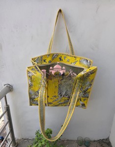 Sac fourre-tout en coton matelassé artisanal jaune vif d'inspiration safari avec imprimés de faune et de flore tropicales, fermeture éclair de haute qualité - Product Image 2