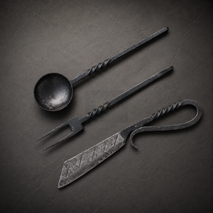 Juego de cubiertos de comedor de acero de alto carbono forjado a mano Dark Hammer Art, con mango retorcido, que incluye cuchara, tenedor y cuchillo. - Product Image 1