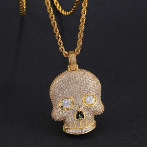 Collar de Hombre Estilo Hip Hop con Colgante de Calavera Chapado en Oro y Piedras de Circonio - Product Image 1