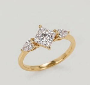Anillo de compromiso de diamantes de laboratorio con corte princesa de 2.35 quilates, platino 950, E VS1, listo para enviar, anillo trilogía de diamantes - Product Image 3