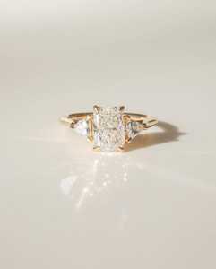 Magnifique bague de promesse à trois pierres en diamant taille radiant de 3,01 carats, en or massif 18 carats, cultivé en laboratoire, cadeau idéal pour la Saint-Valentin et les propositions d'amour - Product Image 2