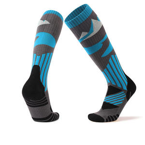 Chaussettes de sport antidérapantes de haute qualité pour enfants, chaussettes rouges personnalisées pour trampoline et aire de jeux - Product Image 4