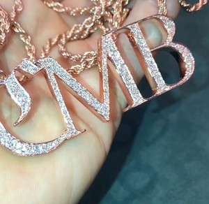 สร้อยคอจี้สไตล์ฮิปฮอปทันสมัยสำหรับทุกเพศ สีเงิน/ทอง ประดับเพชรโมอิสซาไนต์ ตัวอักษรแบบต่อชิ้น  ปรับแต่งได้ตามต้องการ - Product Image 2