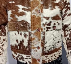 Chaqueta de cuero de vaca de alta gama para hombre, estilo camionero, con pelo auténtico de vaca, color marrón oscuro y con manchas blancas. - Product Image 2