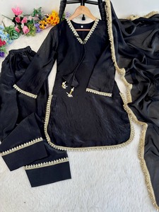 Ensemble Salwar Farsi de haute qualité, costume ethnique de créateur pour les occasions festives et les célébrations traditionnelles, disponible à la vente - Product Image 5