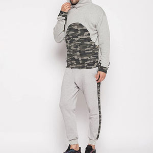 Chándal de Maternidad Premium para Hombre |   Conjunto Deportivo con Paneles de Camuflaje Gris Ártico |   Conjunto Deportivo Urbano con Capucha para Entrenamiento en Gimnasio - Product Image 3