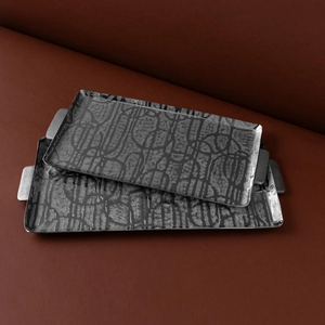 Ensemble de plateaux de service en métal argenté avec motifs géométriques et poignées en bois, créant une pièce d'appoint magnifique pour la décoration intérieure. - Product Image 5