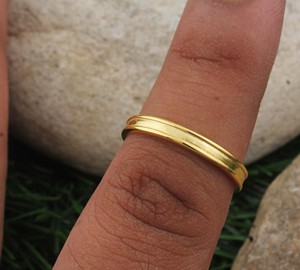 Bague minimaliste en argent sterling 925 plaqué or de luxe, sertie d'une pierre, dôme uni, empilable, poli miroir, bijoux fins pour femme - Product Image 3