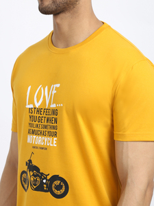 "LOVE/RIDERS" เสื้อยืดคอกลมแขนสั้นสีเหลืองสำหรับผู้ชาย ผ้าฝ้ายผสมโพลีเอสเตอร์ ระบายอากาศได้ดี (HMT-2015) - Product Image 6