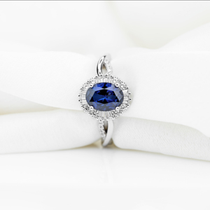 Élégante bague de fiançailles ovale en or massif 18 carats avec saphir bleu, sertie pavé, bijou raffiné classique, cadeau d'anniversaire pour elle - Product Image 1