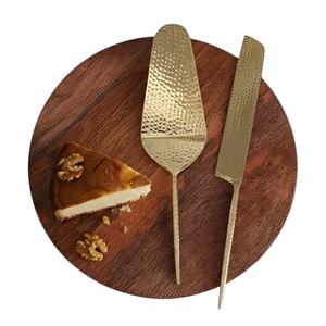 ชุดอุปกรณ์เสิร์ฟเค้กสีทองแบบตอกลาย 2 ชิ้น ของตกแต่งสำนักงานสุดหรูและอุปกรณ์เสริมที่เหมาะสำหรับห้องครัว ห้องรับประทานอาหาร และงานเลี้ยงสังสรรค์ - Product Image 1