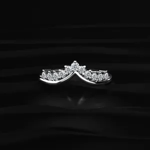 Bague Couronne Fine avec Bande de Diamants Ronds Taille Ronde Style Vintage pour Mariage et Fiançailles Clarté VVs-VS Certifiée IGI - Product Image 1