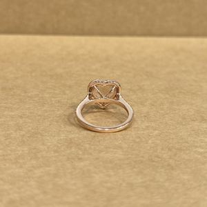 Anillo de Oro de 14K Premium con Morganita Natural en Corte Corazón Rosa, 3.63 CT en el Centro con Piedras Laterales de 0.52 CT, Diseño de Joyería para Novia - Product Image 5