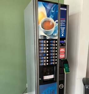 Máquina expendedora automática de café usada, modelo Kikko max, para negocios. - Product Image 3