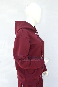 เสื้อฮู้ดผู้หญิงสีเบอร์กันดี แขนยาว ซิปหน้า ผ้าฟลีซหนานุ่ม สีพื้น ผลิตจากผ้าฝ้ายออร์แกนิค 100% เป็นมิตรต่อสิ่งแวดล้อม รับผลิตตามแบบ - Product Image 2