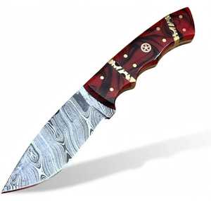 Couteau de camping à lame fixe en acier Damas artisanal avec manche en résine rouge tourbillonnante, entretoises en laiton et mosaïque - Product Image 2