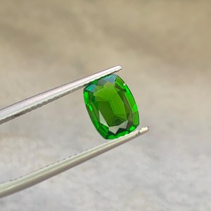 Diopsido Verde Intenso Cromado, Corte Cojín, Piedra Natural, Ideal para Diseño de Joyería Fina - Product Image 1
