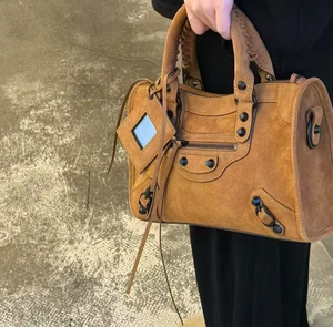 Nouveau sac fourre-tout bandoulière en cuir véritable Rivet pour moto avec fermeture éclair, style rétro sombre - Product Image 5