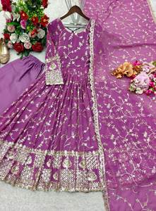 Conjunto de Vestido, Pantalón y Dupatta de Seda Estilo Bollywood con Bordado de Lentejuelas para Fiestas y Uso Diario Elegante - Product Image 4