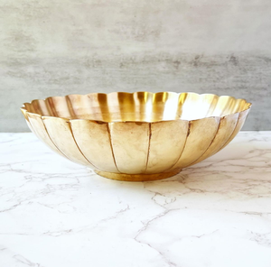Bol de service en métal poli et élégant avec pieds décoratifs en feuille d'or. Disponible à prix de gros pour la décoration de table de luxe. - Product Image 4