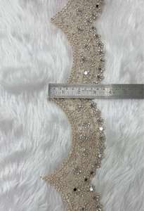 En gros, garniture en dentelle ethnique indienne à perles, avec travail miroir et bord festonné, aspect fait main, pour la décoration brodée de kaftans et de saris - Product Image 2