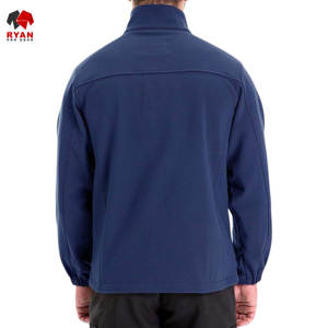 เสื้อแจ็คเก็ตซอฟต์เชลล์ผู้ชายแบบขายส่ง กันลม กันน้ำ ระบายอากาศได้ดี ดีไซน์เรียบง่าย พร้อมโลโก้และกระเป๋าแบบกำหนดเองได้ - Product Image 4