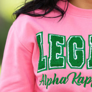 Sudadera Rosa Personalizada para Mujer con Bordado de Letras Verdes LEGACY, Cuello Redondo, Manga Larga, Estilo Casual - Product Image 4