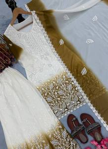 Ensemble de costume plazzo en georgette riche et lourde, bicolore, avec broderie de designer et manches ornées de diamants Jarkhan, traditionnel pour femme - Product Image 6