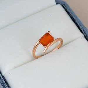 Anillo Clásico de Plata de Ley 925 Sólida con Baño de Oro Rosa, Banda Geométrica y Gema de Cornalina de Corte Octogonal con Engaste de Puntas - Product Image 2