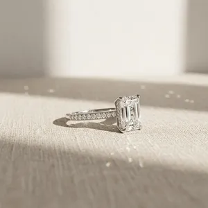 Bague de fiançailles classique pour femme en or blanc 9 carats, sertie d'un diamant de laboratoire taille émeraude avec halo, certifiée IGI, idéale pour un cadeau de fête - Product Image 2
