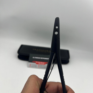 Pince à deux trous de couleur noir mat pour les artistes en extensions capillaires, en acier inoxydable de qualité chirurgicale, avec logo personnalisé et kits en cuir - Product Image 4
