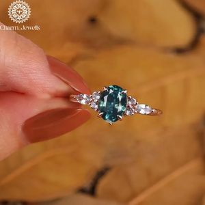 Bague de fiançailles classique pour femme Charm Jewells, en argent plaqué or 18 carats, sertie de trois pierres de moissanite taille coussin, 3 grammes, IGI - Product Image 2