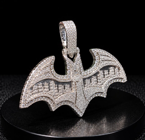 Colgante de Moissanita con Diseño de Paisaje Urbano de Batman, Cierre de Garra Ovalado, Joyería con Apariencia de Diamante para Hombre - Product Image 2