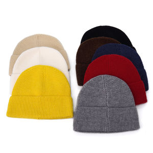 Bonnet tricoté d'hiver haut de gamme, couleur unie, en polyester, avec revers, chaud et confortable, vente en gros, accessoire de mode - Product Image 1