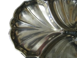Assiette minimaliste en acier inoxydable argenté en forme de feuille, idéale pour servir des fruits coupés avec style, pour embellir la table à manger, en provenance d'Inde. - Product Image 5