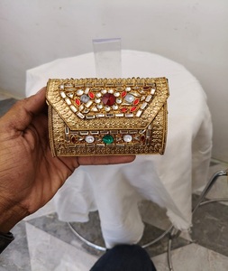 Bolso de mano de lujo hecho a mano con adornos de metal chapado en oro Kundan, personalizado, para bodas, eventos y fiestas. - Product Image 3