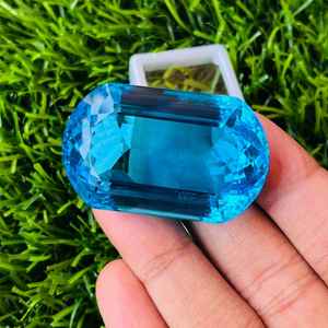 Bague en quartz bleu de culture, taille coussin, conçue pour un luxe éthique, éclat brillant, style de bijoux moderne intemporel et attrayant - Product Image 4