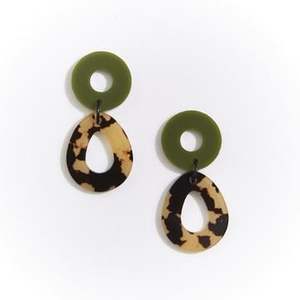 Boucles d'oreilles en résine faites à la main par des designers, accessoires de mode en cristal de luxe avec une finition durable pour les soirées - Product Image 1