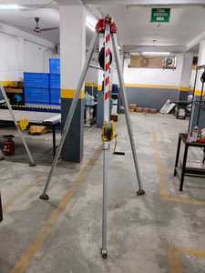 Trípode de Aluminio de Alta Resistencia con Manivela Manual para Uso Industrial en Seguridad, Rescate, Emergencias y Protección en Altura - Product Image 4