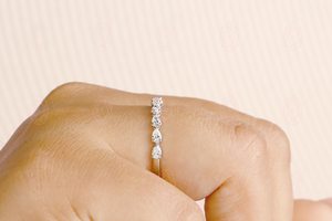 แหวนเพชรทรงลูกแพร์เพาะเลี้ยงในห้องปฏิบัติการแบบครึ่งวงนิรันดร์สำหรับผู้หญิง ทองคำขาว 10K ของขวัญขอแต่งงานสุดหรูสำหรับการหมั้น - Product Image 3