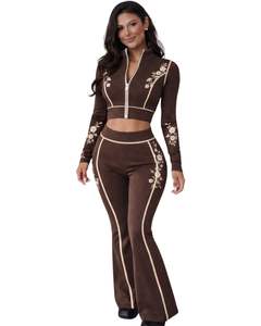 Conjunto de yoga de dos piezas para mujer, color marrón, top corto con cremallera y pantalones acampanados de cintura alta con bordado floral, ropa deportiva para gimnasio, fabricante personalizado. - Product Image 1