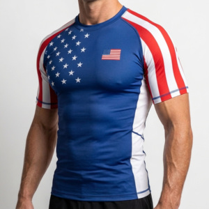 Chemise de surf pour homme à manches courtes, personnalisable avec drapeau américain, séchage rapide, UPF50+, respirante, antibactérienne, impression numérique - Product Image 5