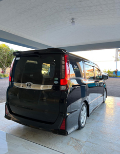 Toyota Noah Van Usada en Buen Estado, Opciones de Transmisión Automática y Manual, Asientos de Cuero, Neumáticos R17, Combustible Gasolina, en Venta - Product Image 2