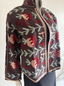 Veste à col mandarin brodée à la main avec motifs floraux, manches longues, pull en coton pour femme, automne, motifs rouges et beiges - Product Image 4