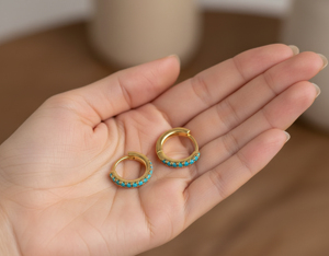 Clásicos Pendientes Huggie de Turquesa Chapados en Oro de 18K y Rodio para Mujer, de Moda para Uso Diario, con Engaste de Garra, Joyería para Regalo y Fiesta - Product Image 2