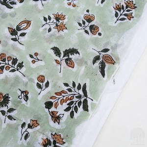 ผ้าฝ้ายพิมพ์ลายด้วยมือ น้ำหนักเบา เป็นมิตรกับสิ่งแวดล้อม สีเขียวเซจ ลายดอกไม้แบบซานกาเนรี เนื้อผ้านุ่ม ระบายอากาศได้ดี เหมาะสำหรับทำชุดเดรส ตกแต่งบ้าน - Product Image 2