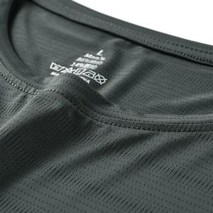 T-shirt de compression pour homme, séchage rapide et anti-plis, qualité supérieure, streetwear personnalisé avec col montant, 100% coton - Product Image 6